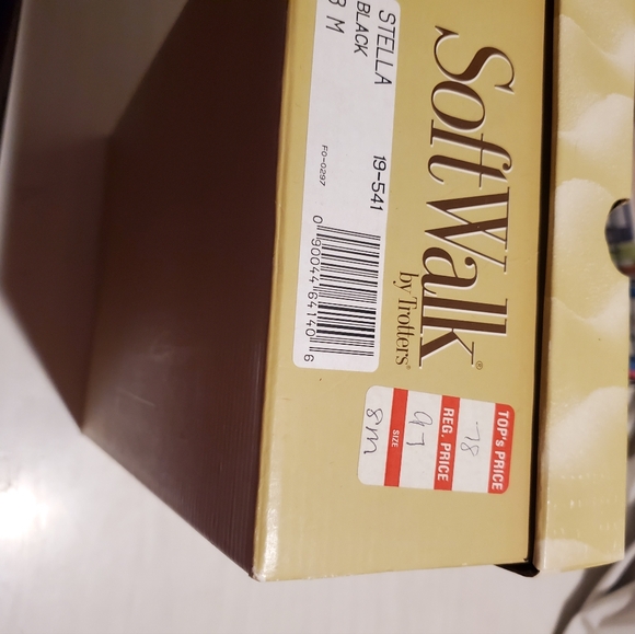 Women's Softwalk shoes by Trotters - Picture 3 of 4